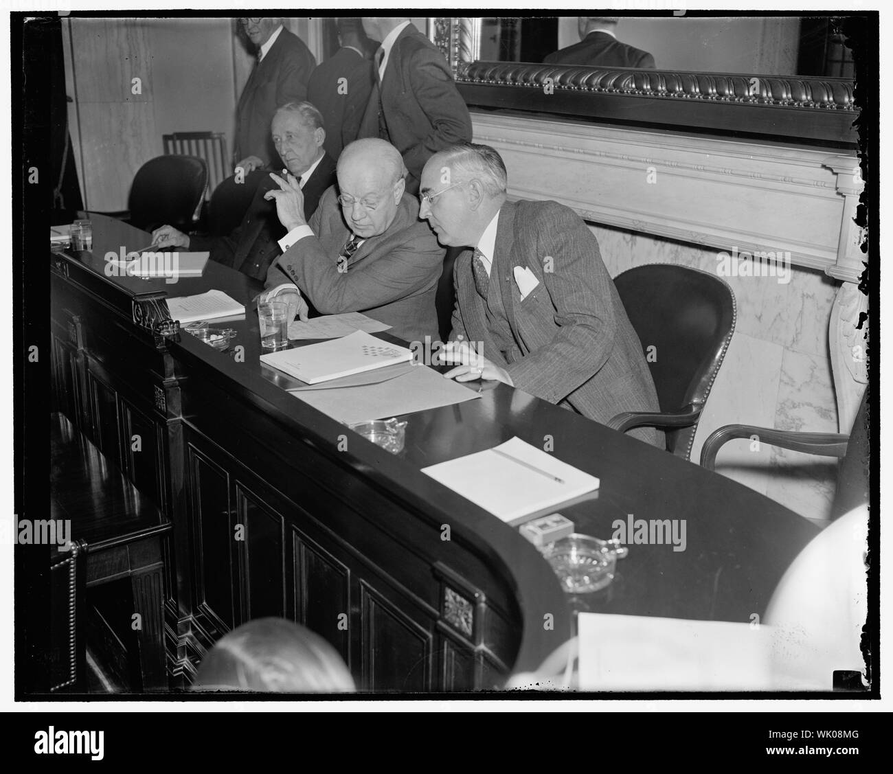 In der letzten Minute drängeln. Washington, D.C., November 21. Senator Clyde Hering, Links, Demokrat aus Michigan und Vorsitzender des Senats Finanzen Unterausschuss die Anhörungen begannen heute auf Gewinnbeteiligung, hält eine Last Minute über ein republikanisches Mitglied des Ausschusses, Senator Arthur M. Vandenberg aus Michigan Stockfoto