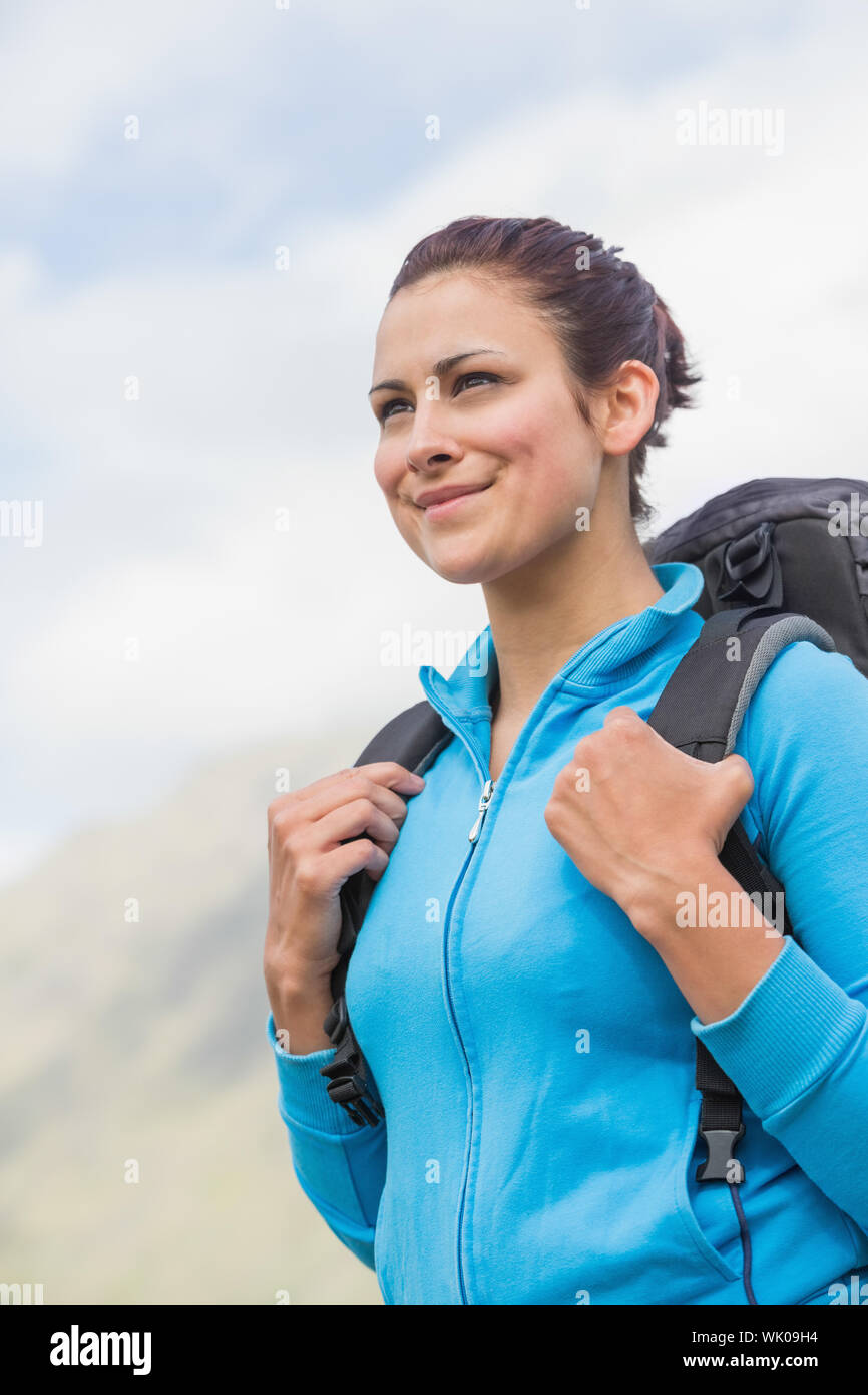 Lächelnde weibliche Wanderer mit Rucksack Stockfoto