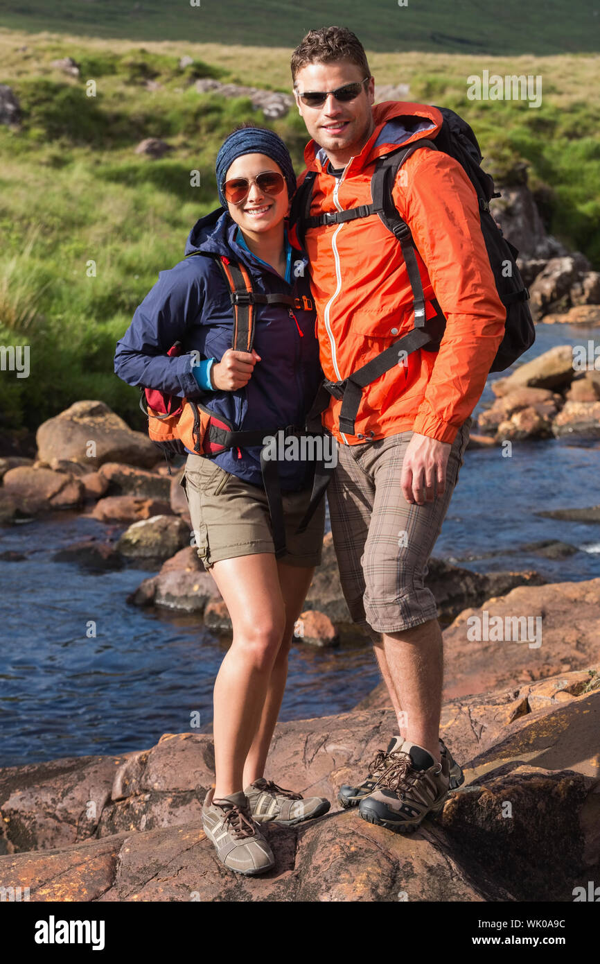 Lächelnde paar auf einer Wanderung Stockfoto