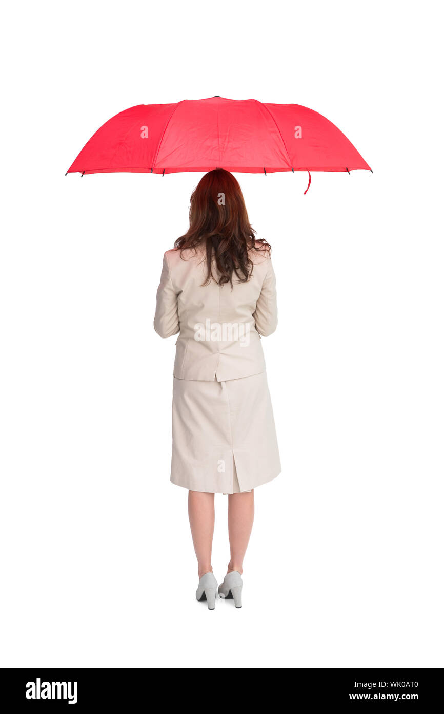 Geschäftsfrau, stehen wieder zur Kamera hielt roten Regenschirm Stockfoto