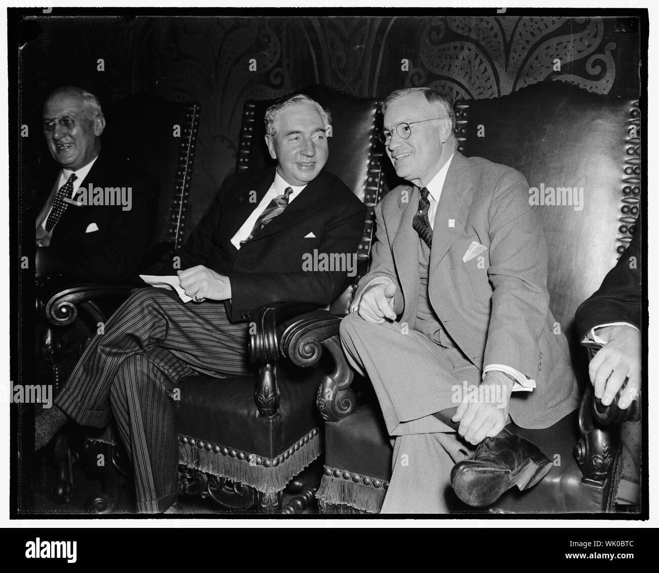 In Spotlight auf internationaler Management Kongress. Washington, D.C., Sept. 19. George Davis, (rechts), Präsident der US-Handelskammer, und Viscount Leverhulme, Präsident des Internationalen Komitees des wissenschaftlichen Managements, diskutieren, die die Probleme der Welt, wie Sie für die Eröffnung des 7. Internationalen Kongresses, der heute hier zusammengekommen. Unternehmer und Führungskräfte aus allen Teilen der Welt auf dem Kongress, 9/19/38 Stockfoto