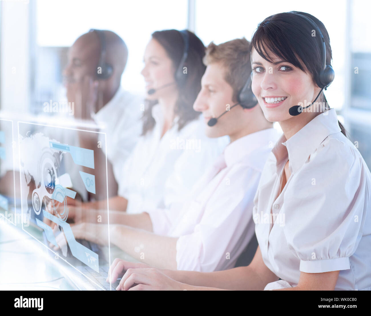 Hübsche Callcenterarbeitskraft mit futuristischen holographische Schnittstelle Stockfoto