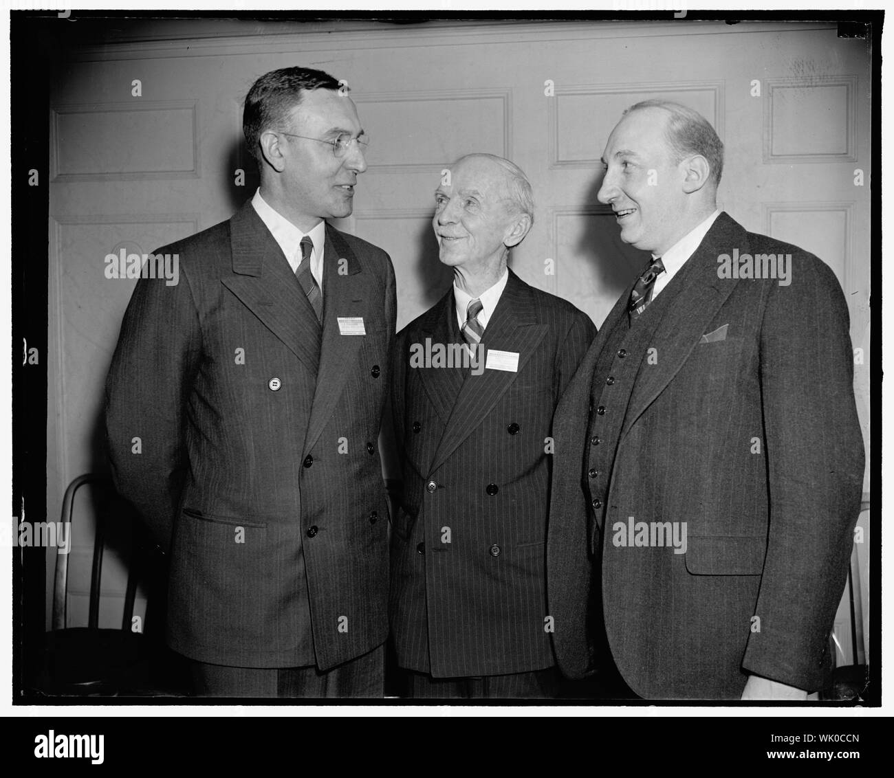 Im Vordergrund stehen die Herausgeber von Zeitungen. Washington, D.C., am 21. April. Die 16. Jahrestagung der Amerikanischen Gesellschaft der Zeitungsverleger in Washington eröffnet heute im National Press Club. Redakteure aus allen Teilen des Landes wurden in die Teilnahme an der ersten Sitzung der Konferenz, die durch Donnerstag, Freitag und Samstag laufen wird, ist von dieser Woche. Hier sehen wir, nach rechts: Alfred H. Kirchoffer, Managing Editor von Buffalo Evening News und Präsident der A.S.N.D. links; Harold Brayman, Philadelphia Ledger, Präsident der National Press Club, 4/21/38 Stockfoto