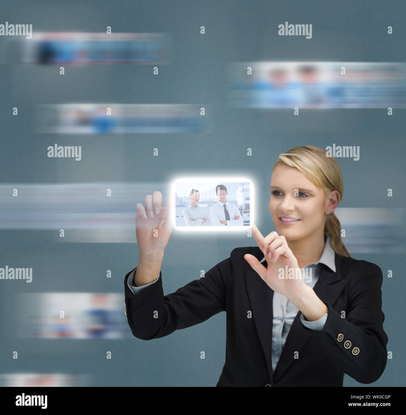 Blonde Unternehmerin berühren Digitalschnittstelle Stockfoto