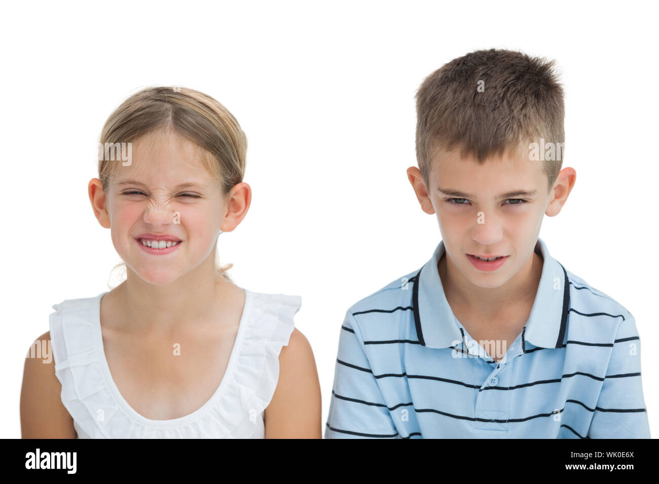 Wütende Bruder und Schwester zusammen posieren Stockfoto