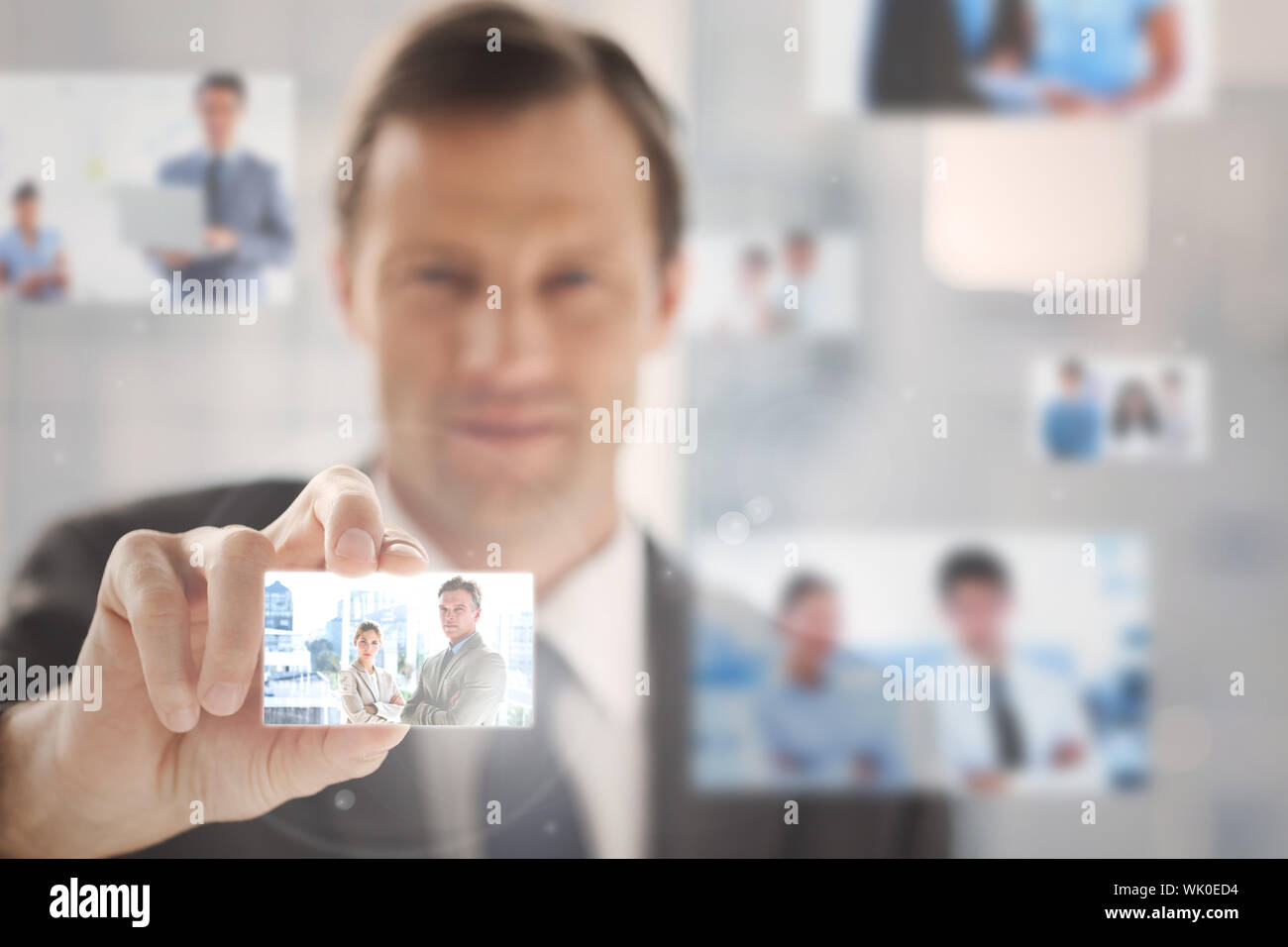 Zufrieden Geschäftsmann Kommissionierung ein Bild Stockfoto