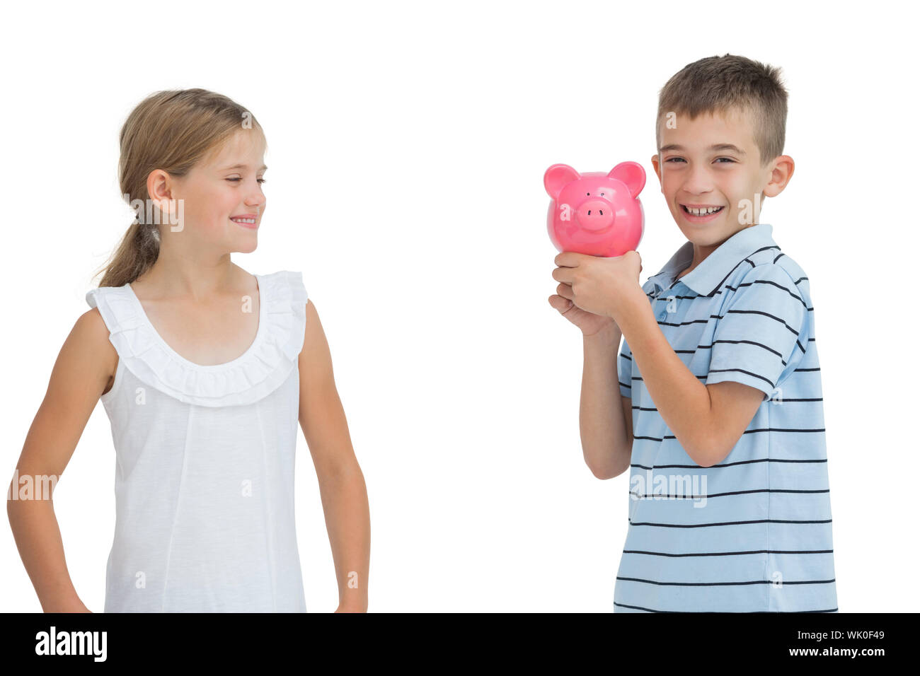 Lächelnde junge Piggy Bank holding Stockfoto