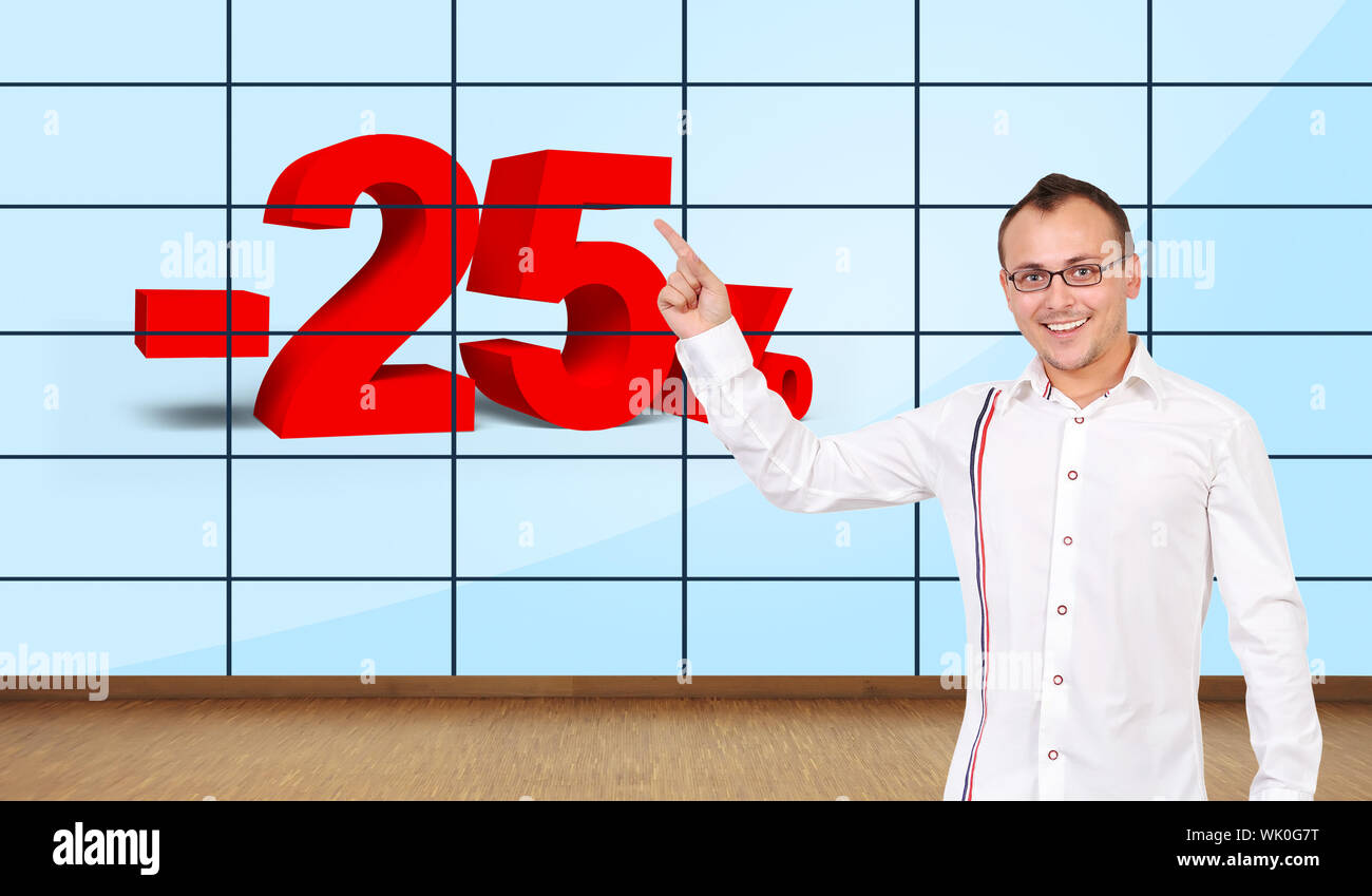 Glückliche Menschen an Rabatt auf Plasma Wand zeigend Stockfoto