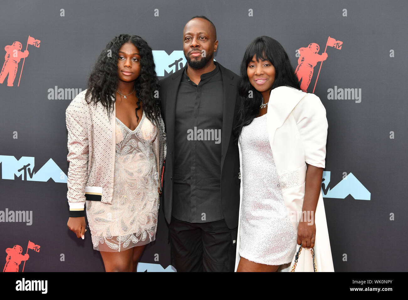Angelina Jean, Haitianische rapper Wyclef Jean und Claudinette Jean nehmen an der 2019 MTV Video Music Awards im Prudential Center am 26. August 2019 in der Newar Stockfoto