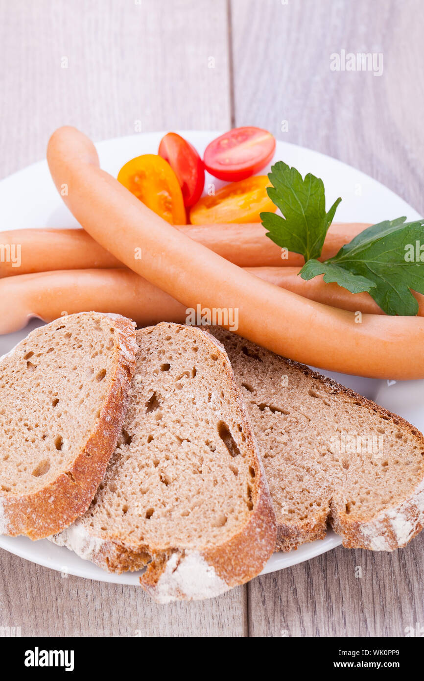 leckere Würstchen Frankfurter mit Vollkornbrot Stockfoto