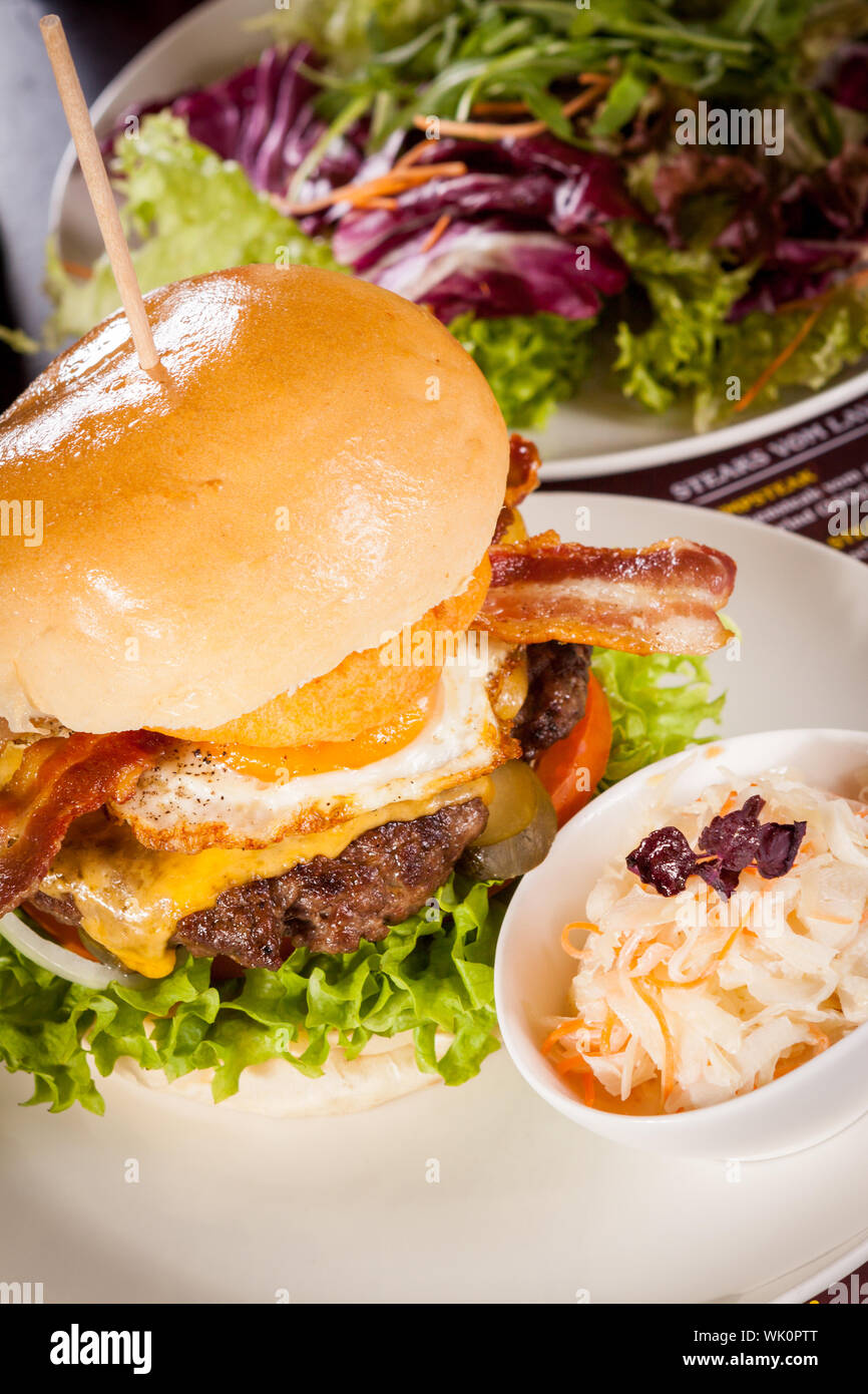 Leckere Ei und Bacon cheeseburger Stockfoto