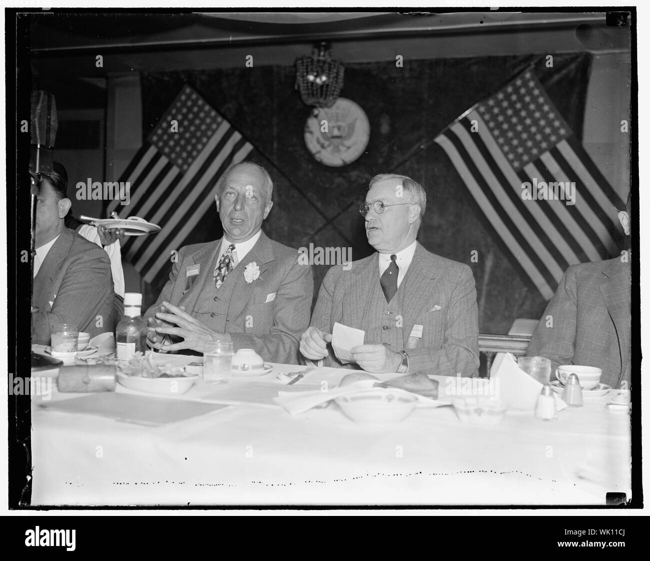 Eingehende und ausgehende. Washington, D.C., am 29. April. Harper Sibley (links), Präsident zurück, und George Davis, neu benannten Leiter der United States Handelskammer, dargestellt als Sie gemeinsam zwischen den Sitzungen der jährlichen Konferenz Mittagessen gegessen. Herr Davis ist ein Banker und Landwirt von Kansas City, Mo, 4/29/1937 Stockfoto