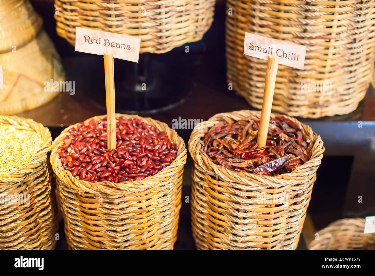 Samen, Bohnen, Pfeffer und andere Gewürze in großen Körben Stockfoto