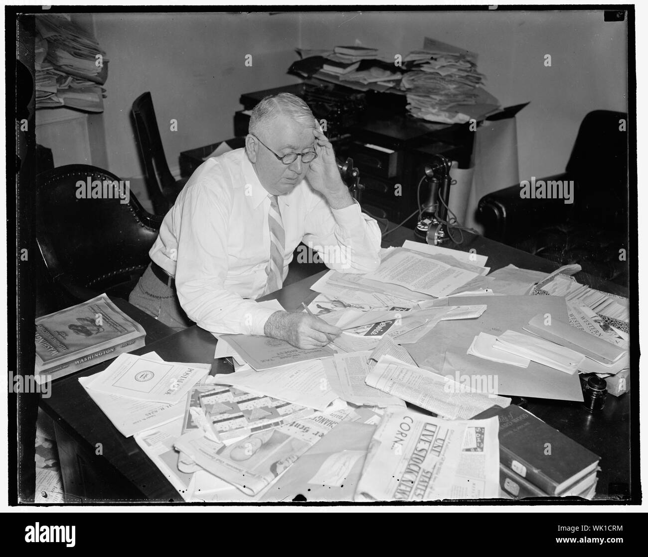 Indiana Solon hält. Washington, D.C. 12.08.31. Es wird angenommen, dass ein Datensatz für den Aufenthalt auf dem Job durch Repräsentanten Louis Ludlow, Demokrat von Indiana gehalten wird. Ein Mitglied des Kongresses seit 1929, Ludlow hat nie zurück zu seinem Zustand, während die Aussparungen gegangen, aber hat sich auf den Job am Kapitol blieb. Er ist ein ehemaliger Präsident der National Press Club und war die erste Zeitung Korrespondent direkt von der Presse Galerie um einen Sitz im Kongress zu gehen. 8/31/37 Stockfoto