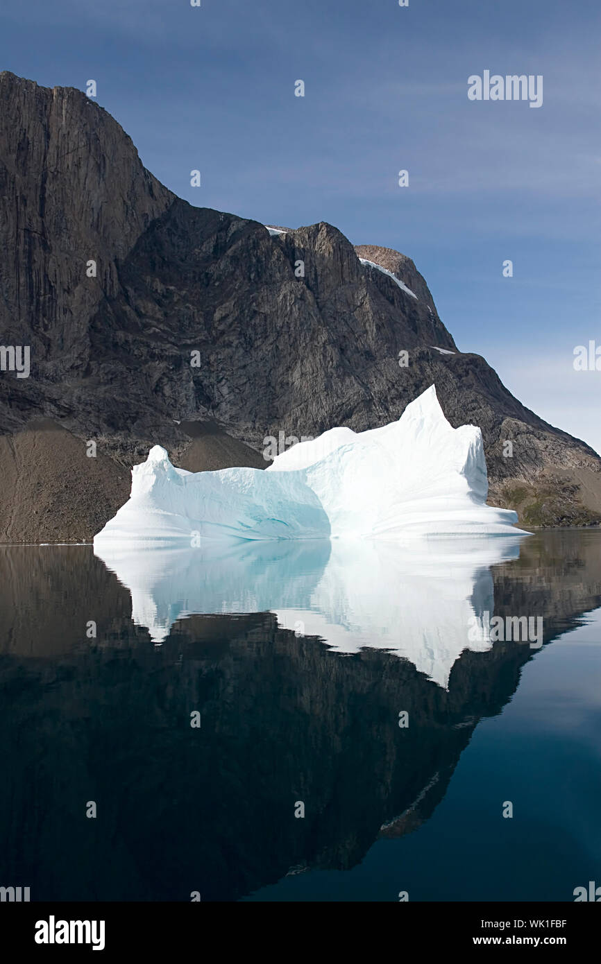 Spiegel bild des Eisbergs in der Nähe von Skjoldungen Island, Grönland Stockfoto