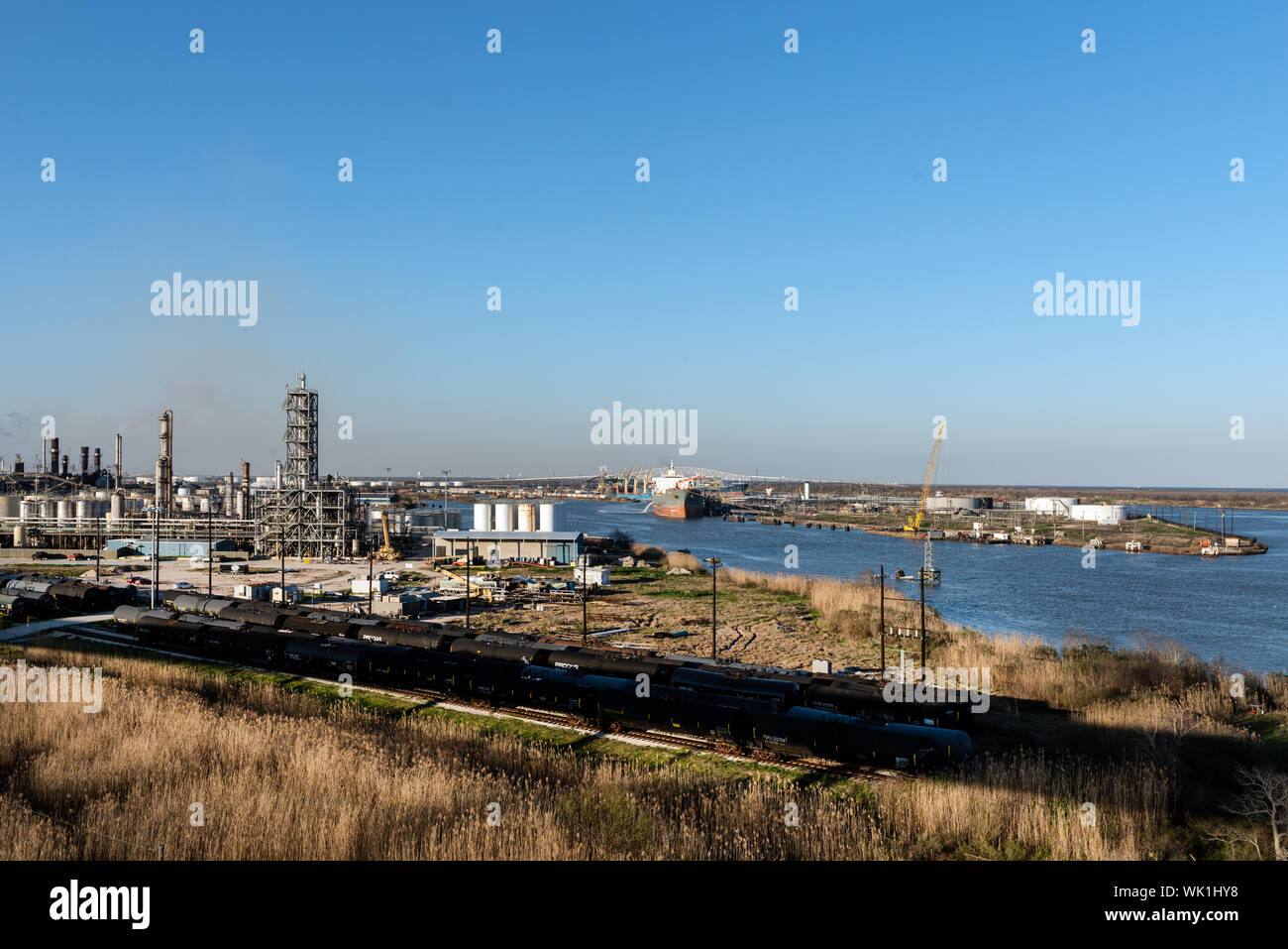 Industrial Szene auf dem Weg von Port Arthur an Sabine Pass, Texas Stockfoto
