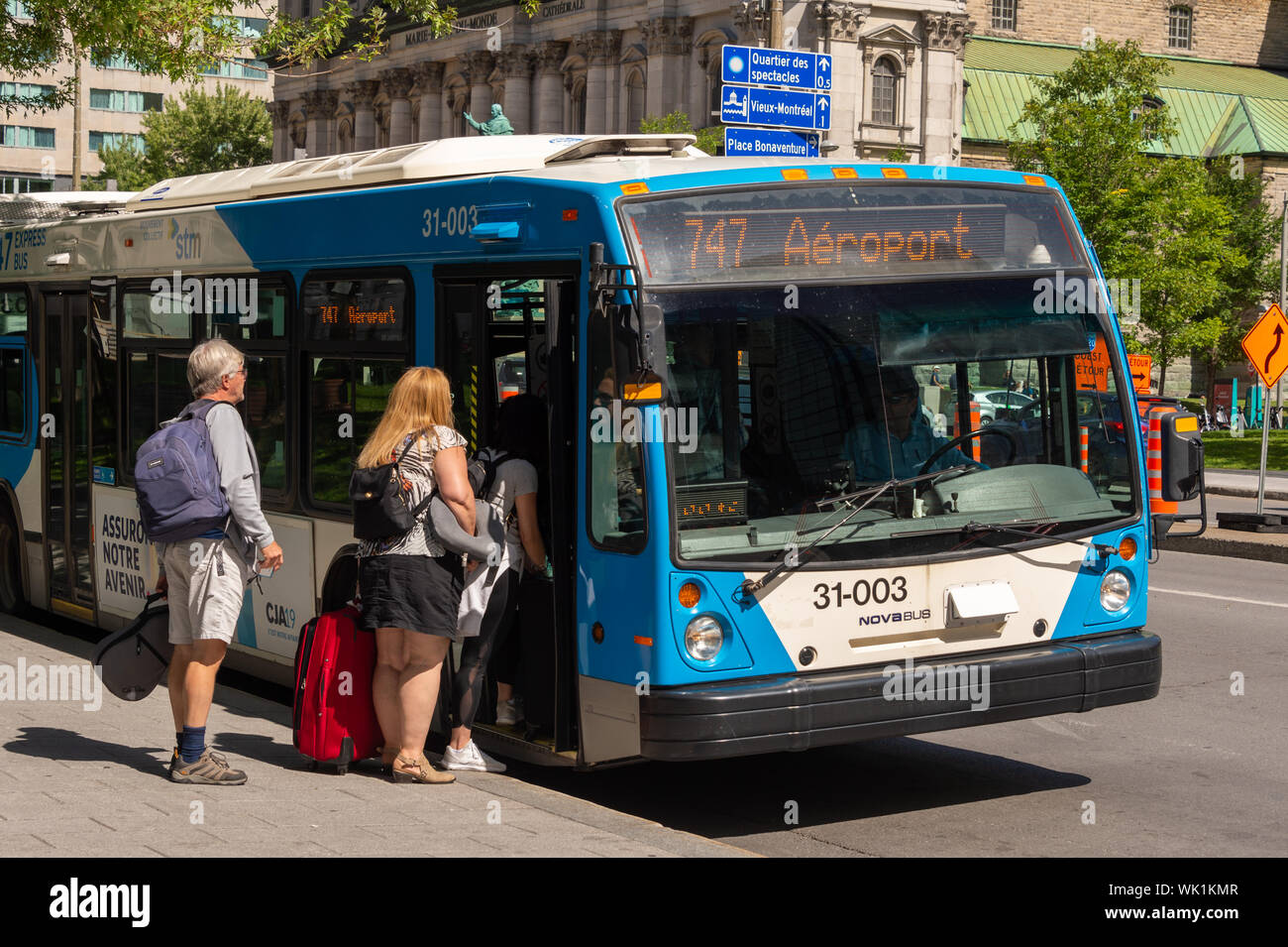 Montreal, CA - 3. September 2019: die Menschen an Bord der 747 Bus nach Montreal Trudeau Flughafen gehen auf René Lévesque Bld. Stockfoto