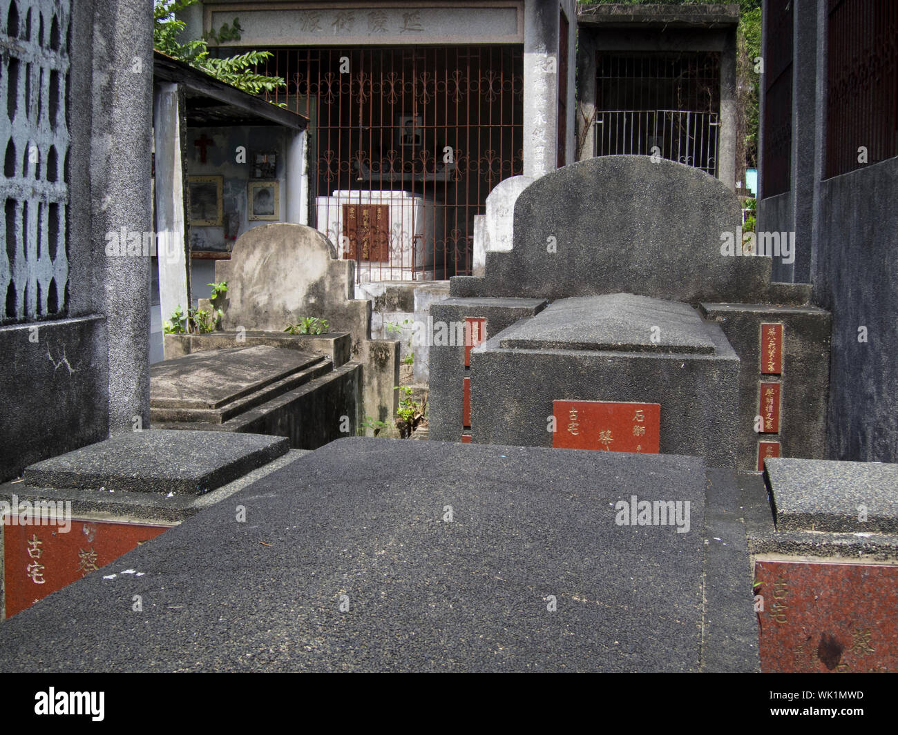 Eine Nahaufnahme der zusammen verpackt Gräber an der Chinesischen Norden Friedhof in Manila, Philippinen. Stockfoto