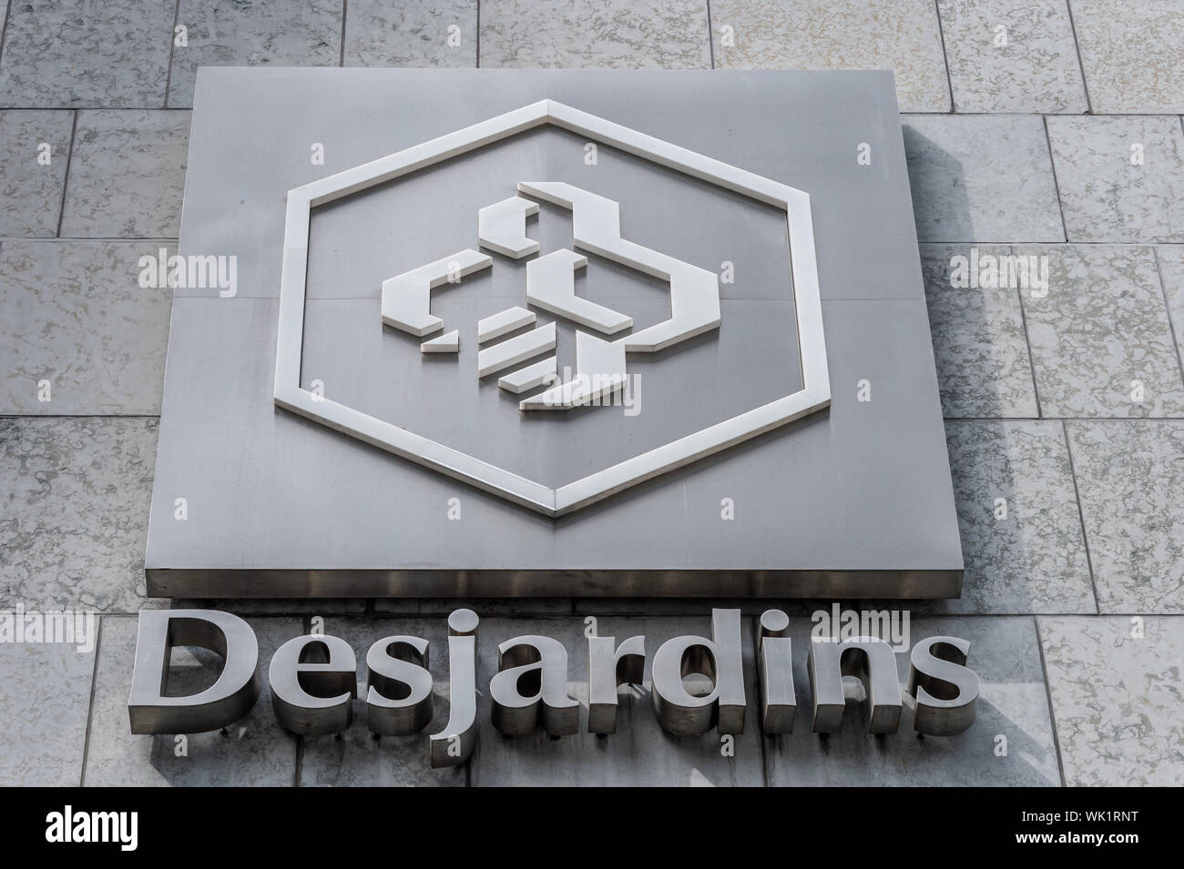 Montreal, CA - 3. September 2019: Logo des Mouvement des Caisses Desjardins auf der Fassade der Complexe Desjardins Gebäude. Stockfoto