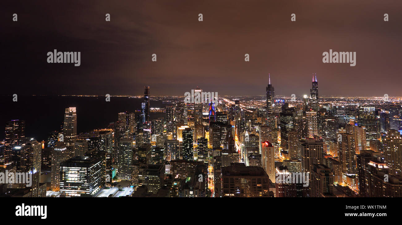 Luftaufnahme von Chicago Skyline bei Nacht Stockfoto