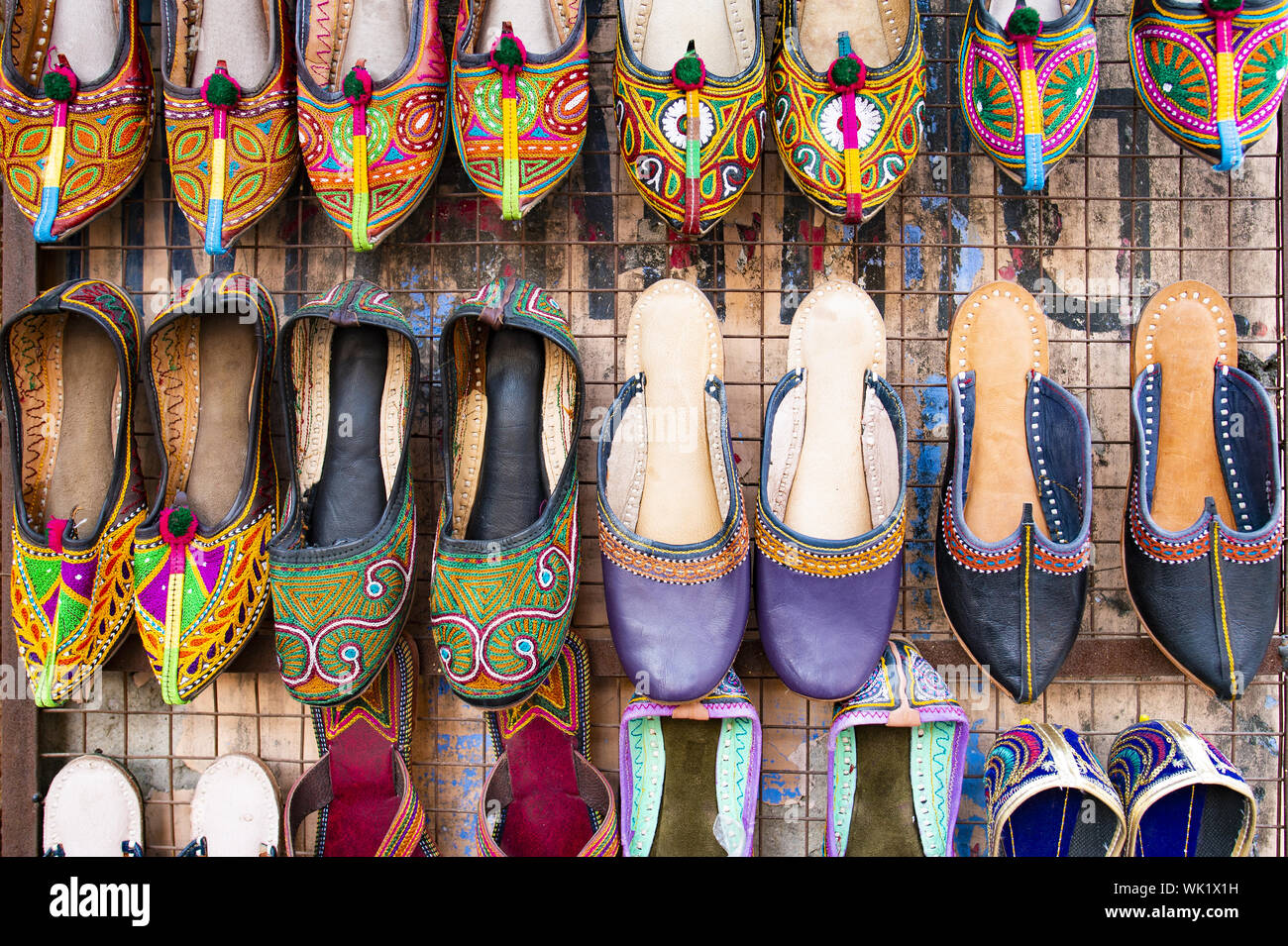 Schönen und bunten traditionellen Rajasthani Schuhe hängen in einem Shop in Jaipur. Mojari oder Khussa oder Saleem Shahi's ist ein Stil von handgefertigten Schuhen. Stockfoto