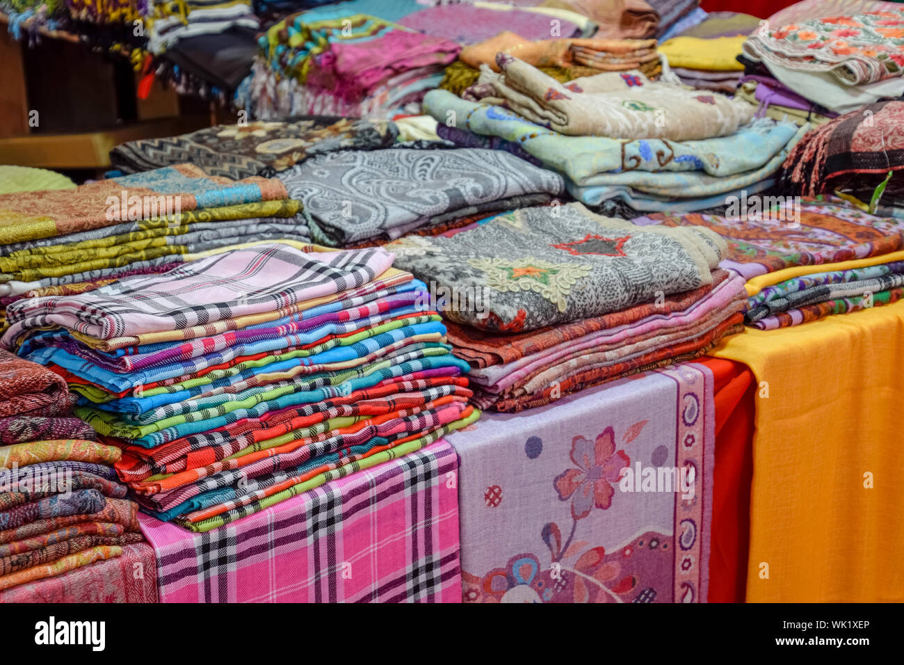 Indische Textilien auf dem Markt, Stoffe, Bettwäsche und Kleidung aus Indien  und im indischen Stil Stockfotografie - Alamy
