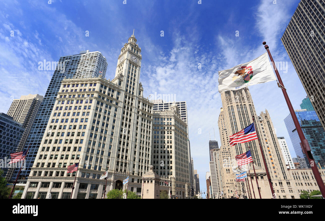 Wrigley Building und Tribune Tower auf der Michigan Avenue mit Illinois Flagge auf den Vordergrund in Chicago, USA Stockfoto