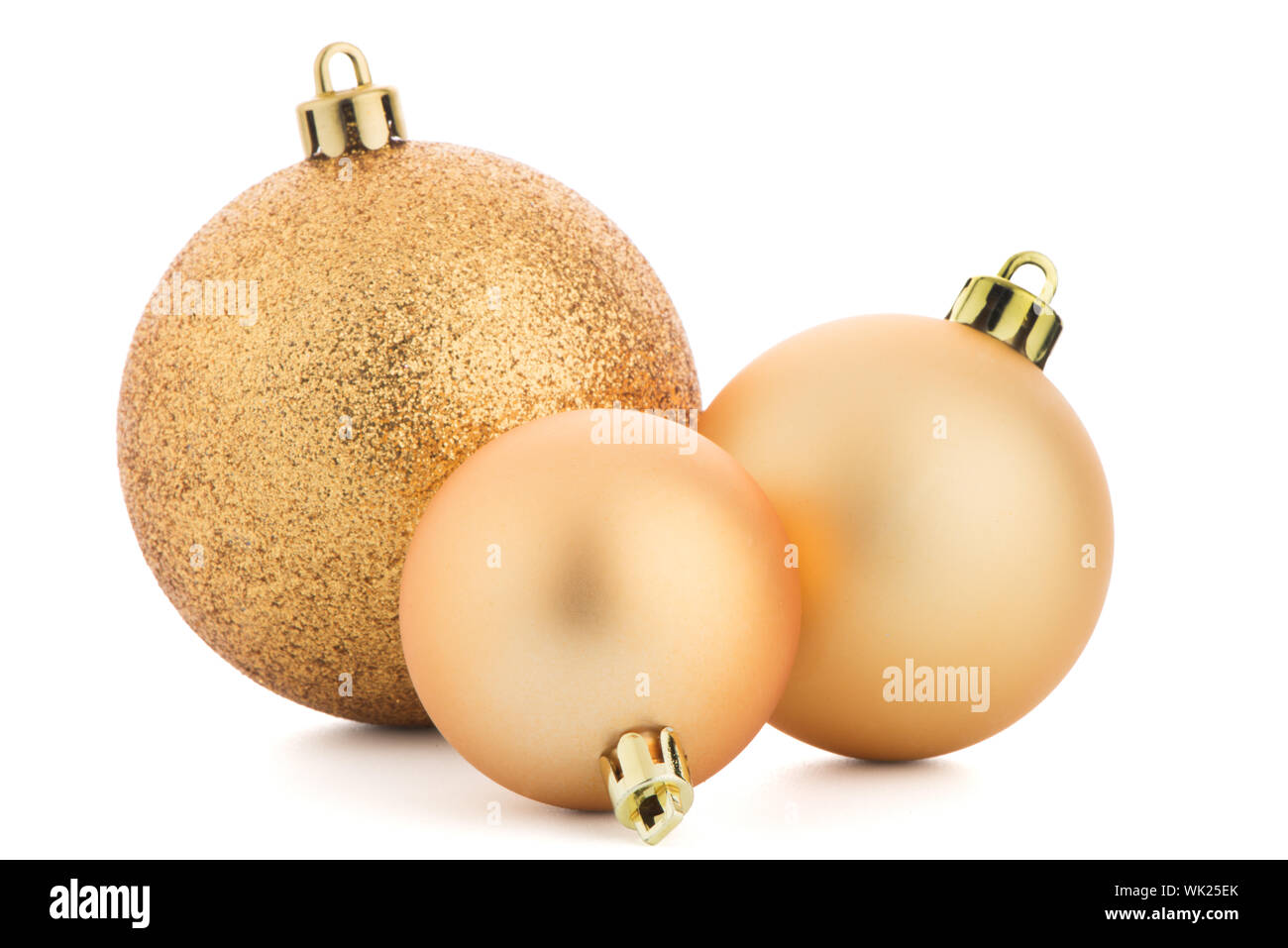 dekorative Weihnachtskugeln auf weißem Hintergrund. Stockfoto