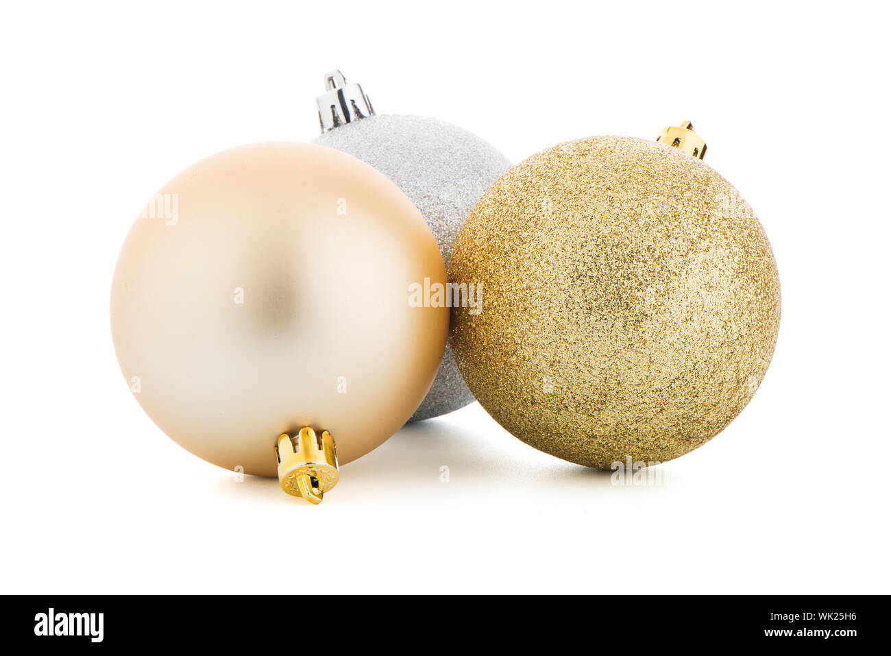 dekorative Weihnachtskugeln auf weißem Hintergrund. Stockfoto