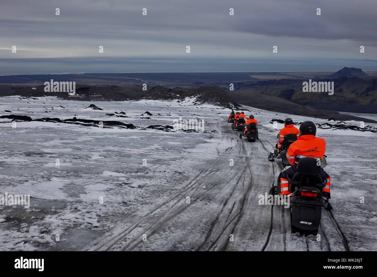 Ansicht der Rückseite des Menschen Snowmobiling im Winter Stockfoto