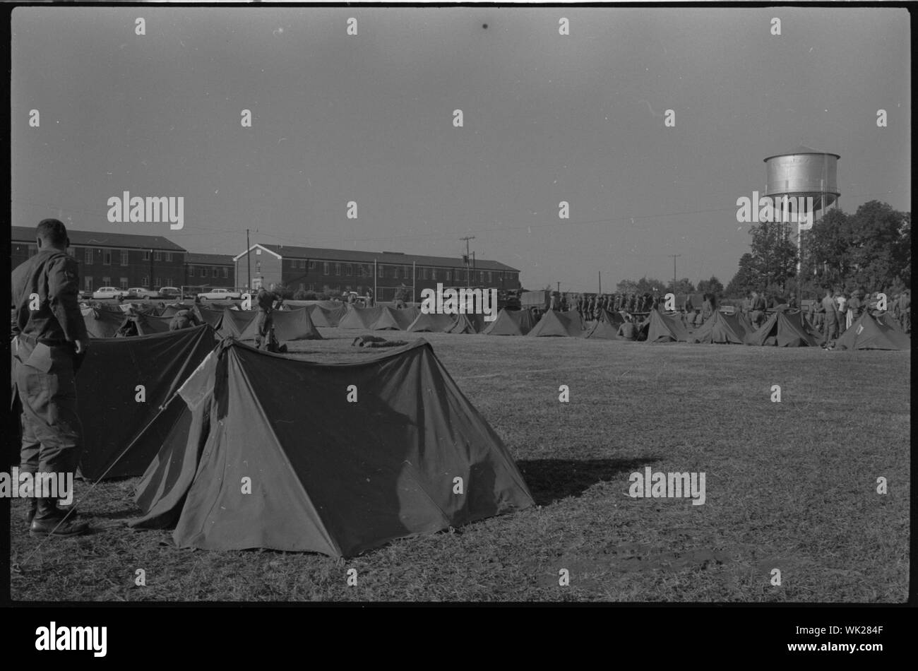 Integration am Ole West Virginia University. Oxford vermissen; Foto zeigt Soldaten und Zelte auf einem Feld gegenüber, wo James Meredith Baxter Hall an der Universität von Mississippi in Oxford lebte. Stockfoto