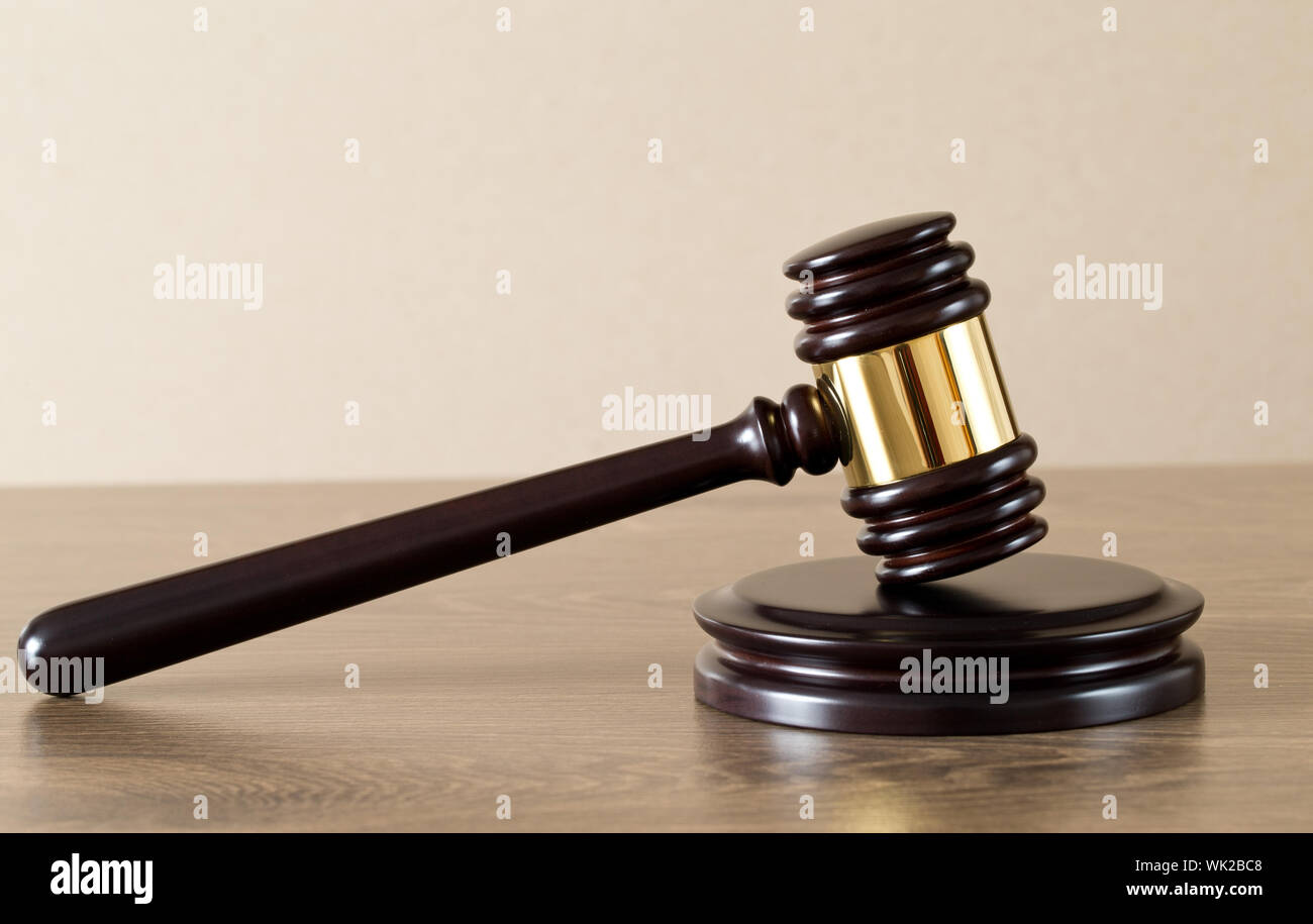 Eine hölzerne Richterhammer und Resonanzboden isoliert auf weißem Hintergrund Stockfoto