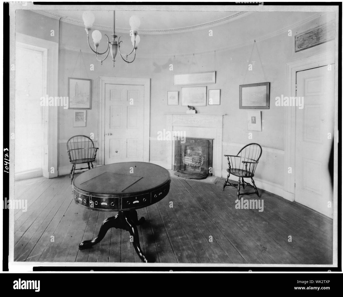 Innenraum Octagon House, Washington, D.C. mit ovaler Tisch, auf dem der Vertrag von Gent in der Mitte des Zimmer unterzeichnet wurde. Stockfoto