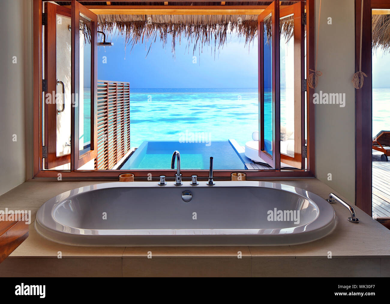 Luxus schöne Inneneinrichtung über Beach Resort, Fenster mit Blick vom Bad im kristallklaren Meer, Sommer-Urlaub auf den Malediven Stockfoto