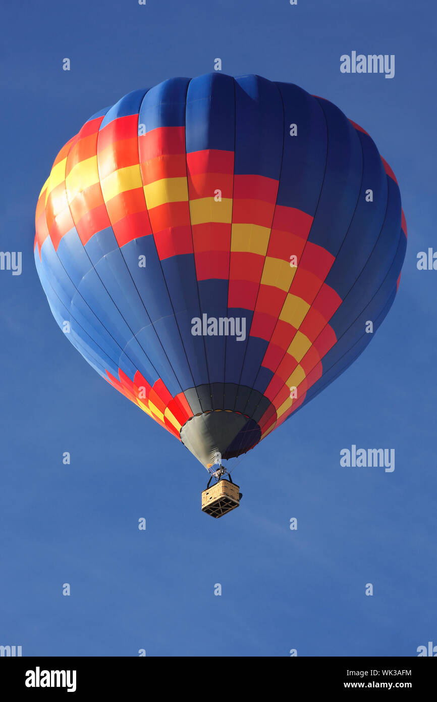 Heißluftballon in den Himmel Stockfoto