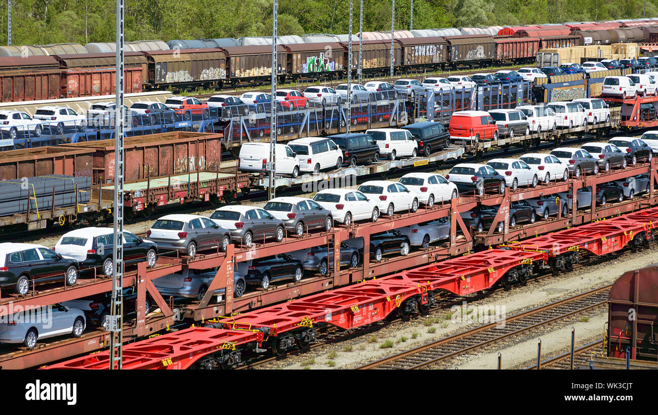 München, Deutschland - Juli 10, 2019: Viele neue Autos auf Bahn autorack Wagen geladen und bereit für den Versand von Fabriken zu Autohandel Stockfoto