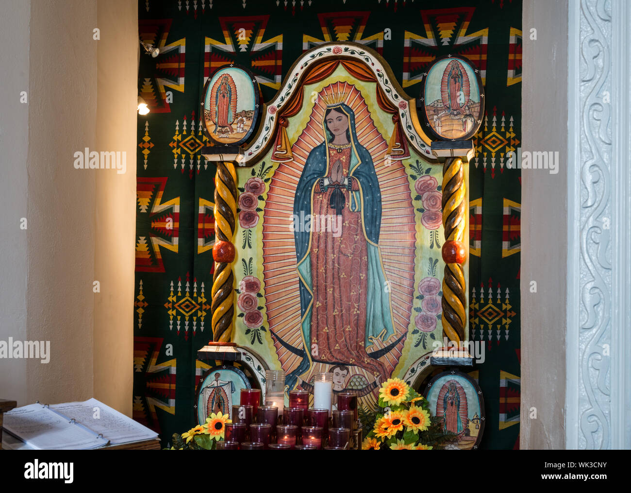 Innenansicht des San Ysleta Mission, im Jahre 1682 von den Mitgliedern der Tigua indischen Stamm, die in der Nähe von dem, was jetzt ist, Albuquerque, New Mexico gezwungen gewesen, ihre angestammte Heimat zu fliehen. In El Paso, Texas Stockfoto