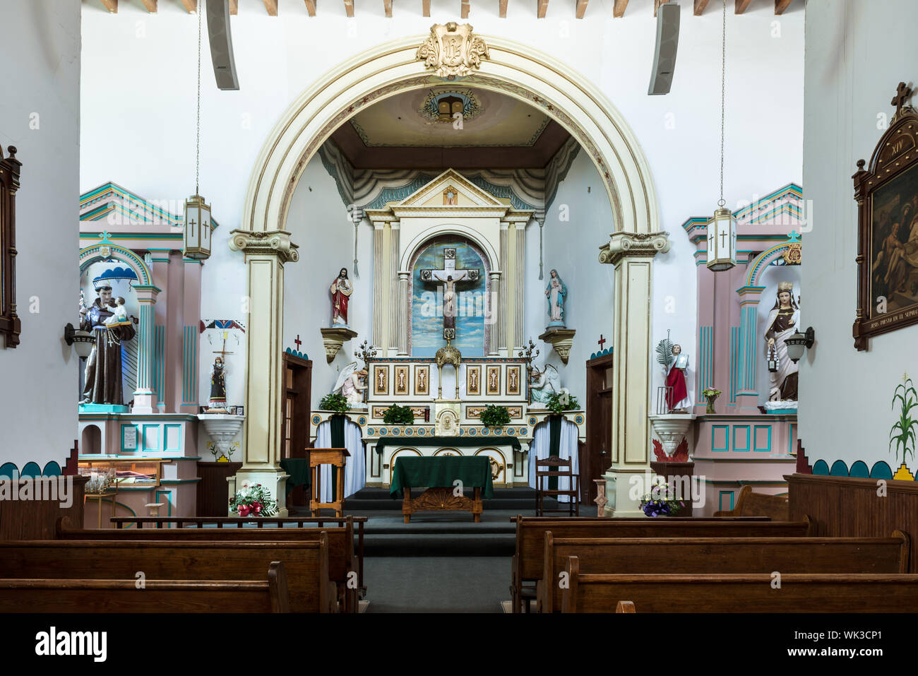 Innenansicht des San Ysleta Mission, im Jahre 1682 von den Mitgliedern der Tigua indischen Stamm, die in der Nähe von dem, was jetzt ist, Albuquerque, New Mexico gezwungen gewesen, ihre angestammte Heimat zu fliehen. Es ist die älteste Mission in Texas, laufen jetzt von der katholischen Diözese El Paso Stockfoto