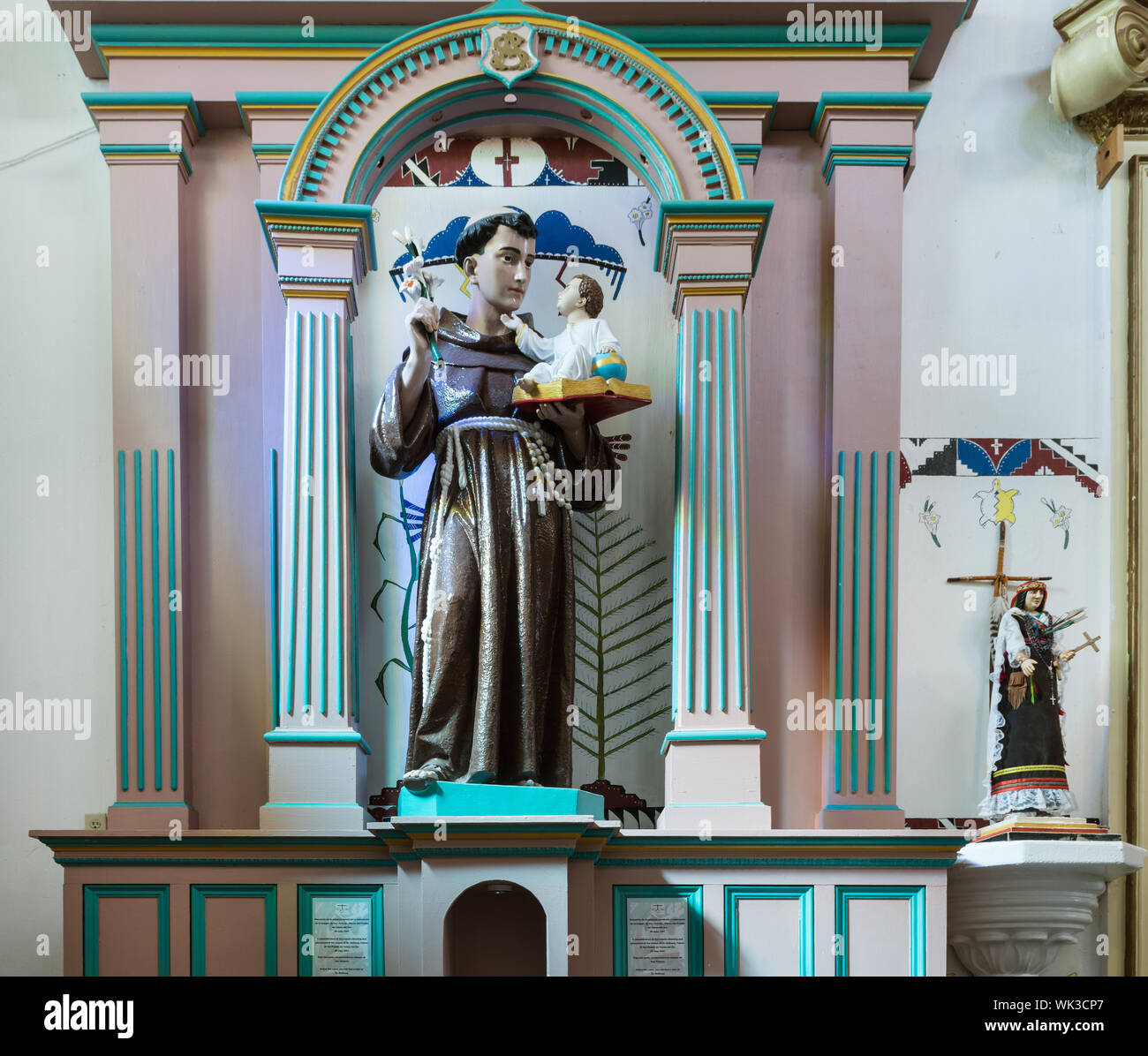 Innenansicht des San Ysleta Mission, im Jahre 1682 von den Mitgliedern der Tigua indischen Stamm, die in der Nähe von dem, was jetzt ist, Albuquerque, New Mexico gezwungen gewesen, ihre angestammte Heimat zu fliehen. Es ist die älteste Mission in Texas, laufen jetzt von der katholischen Diözese El Paso Stockfoto