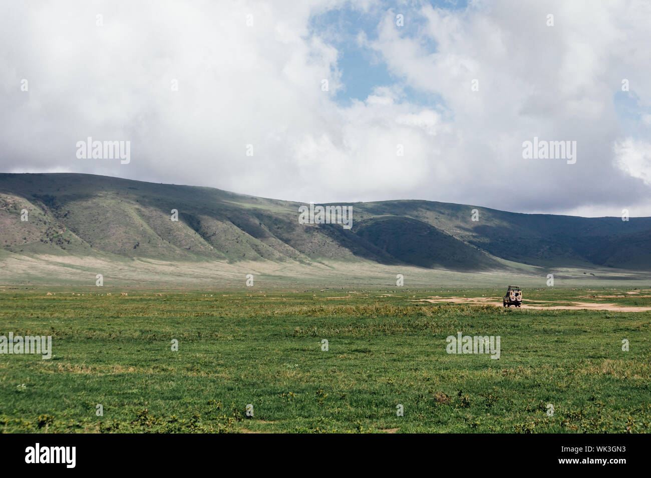 Solo Jeep in den Ngorongoro Krater zu sehen Stockfoto