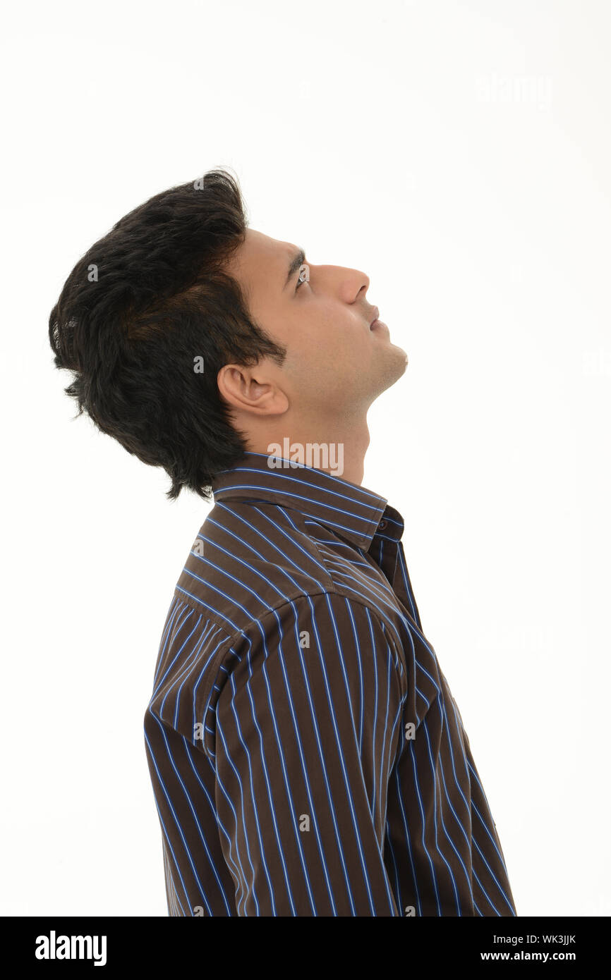 Seitenansicht eines indischen jungen Mannes nachschlagen Stockfoto