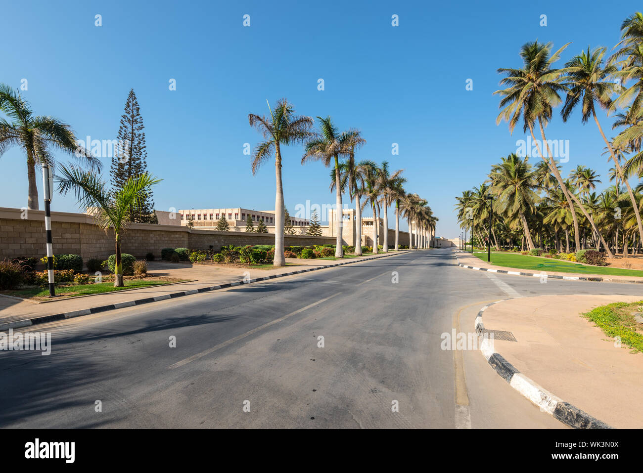 Maskat, Sultanat von Oman - 12. November 2017: Street View der als Sultan Qaboos Str. in der Provinz Dhofar, Salalah, Oman. Der Al Hosn Sultan's Palace Stockfoto