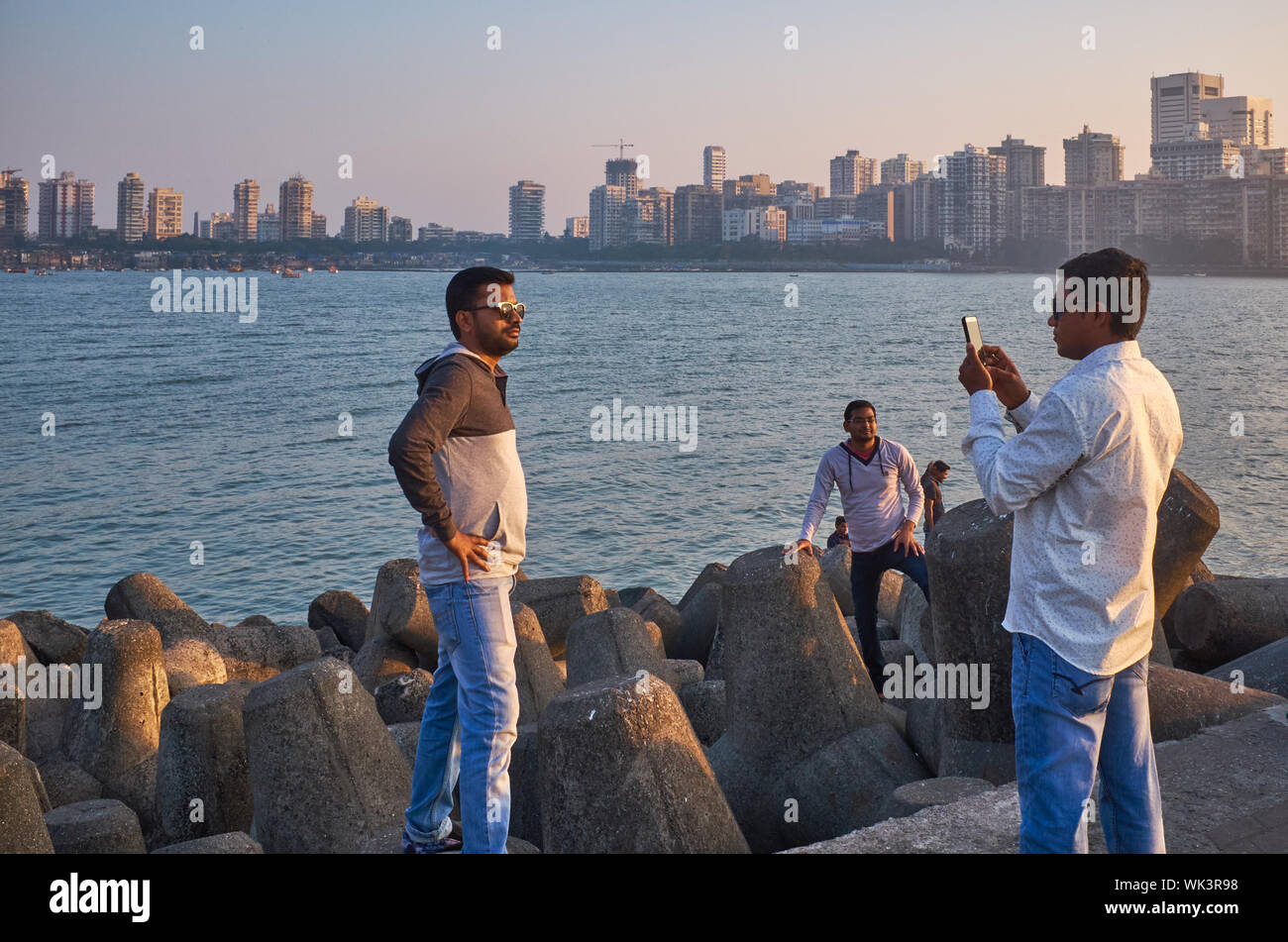 Indische Touristen fotografieren an Nariman Point, Marine Drive, eine Promenade durch das Arabische Meer in Mumbai, Indien; b/g: Cuffe Parade Bereich Stockfoto