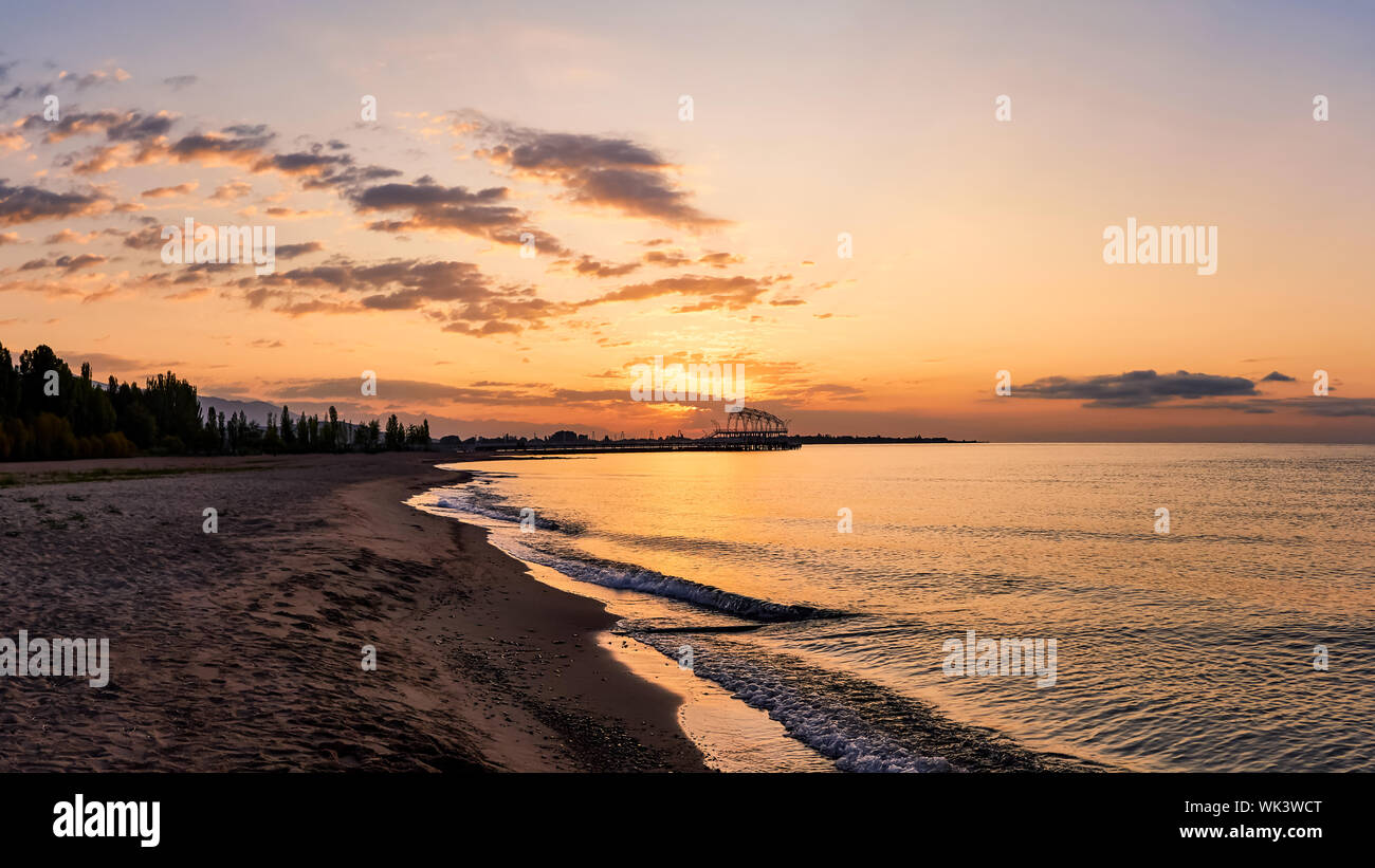 Schöner Panoramablick auf den Strand in der Dämmerung, am Morgen das Sonnenlicht beleuchtet, luxuriös Sommer Abenteuer, Outdoor, Tourismus Stockfoto