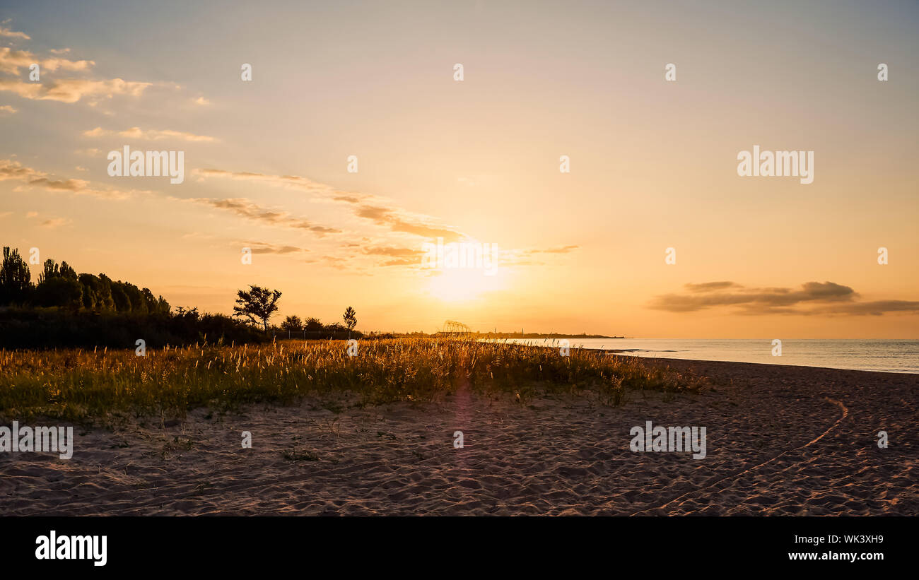 Schöner Panoramablick auf den Strand in der Dämmerung, am Morgen das Sonnenlicht beleuchtet, luxuriös Sommer Abenteuer, Outdoor, Tourismus Stockfoto