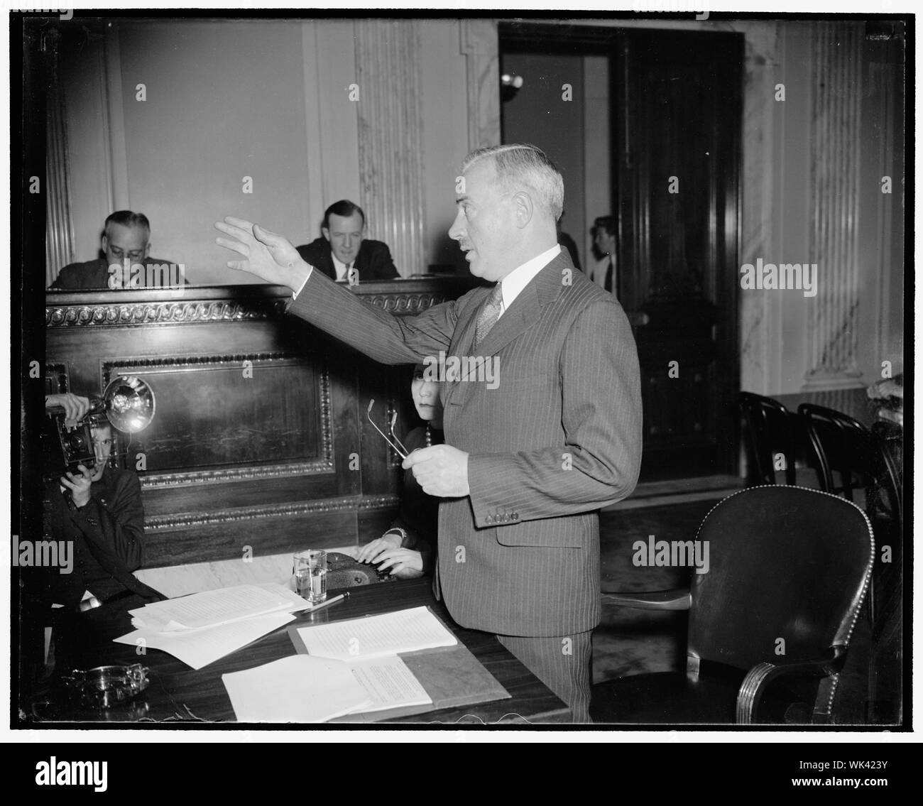 Unfreiwillige Arbeitslosigkeit als gefährlich für die öffentliche Gesundheit. Us Surgeon General. Washington, D.C., 16. März. Die vor dem Senat Arbeitslosigkeit und Relief Committee, US Surgeon General Thomas Parran erklärt, dass unfreiwillige Arbeitslosigkeit Rassen pathologischen politischen Philosophien, subversiv zu unserer gegenwärtigen demokratischen Institutionen. Als Arzt und nicht als Ökonom, Dr. Parran forderte, daß die Beschäftigung für alle, die bereit und in der Lage sind zu arbeiten. Idle hands gefährlich für die öffentliche Gesundheit sind, Dr. Parran erklärte in seiner Aussage, 3/16/38 Stockfoto