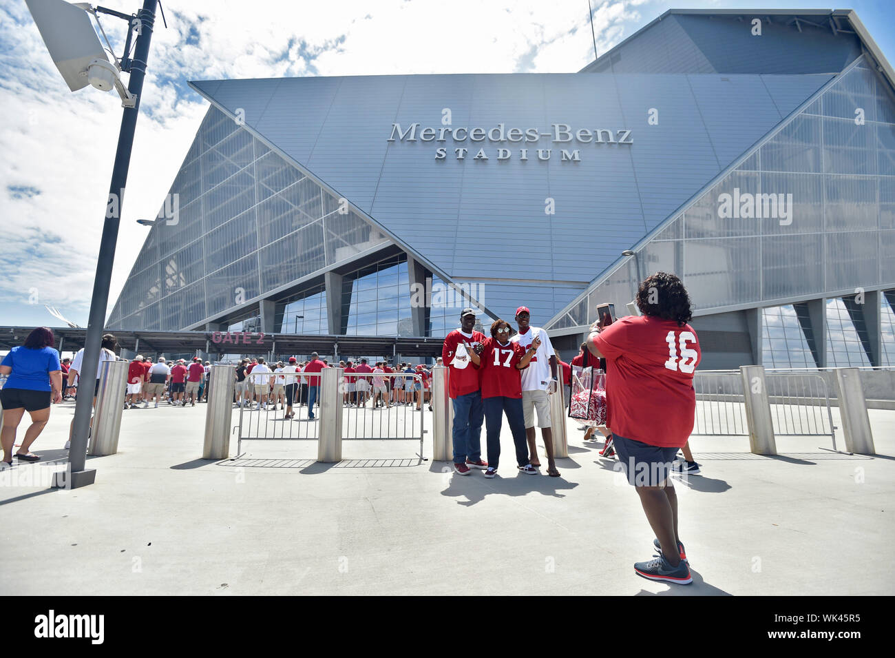 August 31, 2019: Mehrere Alabama Fans zusammen für ein Bild außerhalb Mercedes-Benz Stadion vor der Chic-fil-ein Kickoff Spiel eines NCAA College Football Spiel in Atlanta, GA. Austin McAfee/CSM Stockfoto
