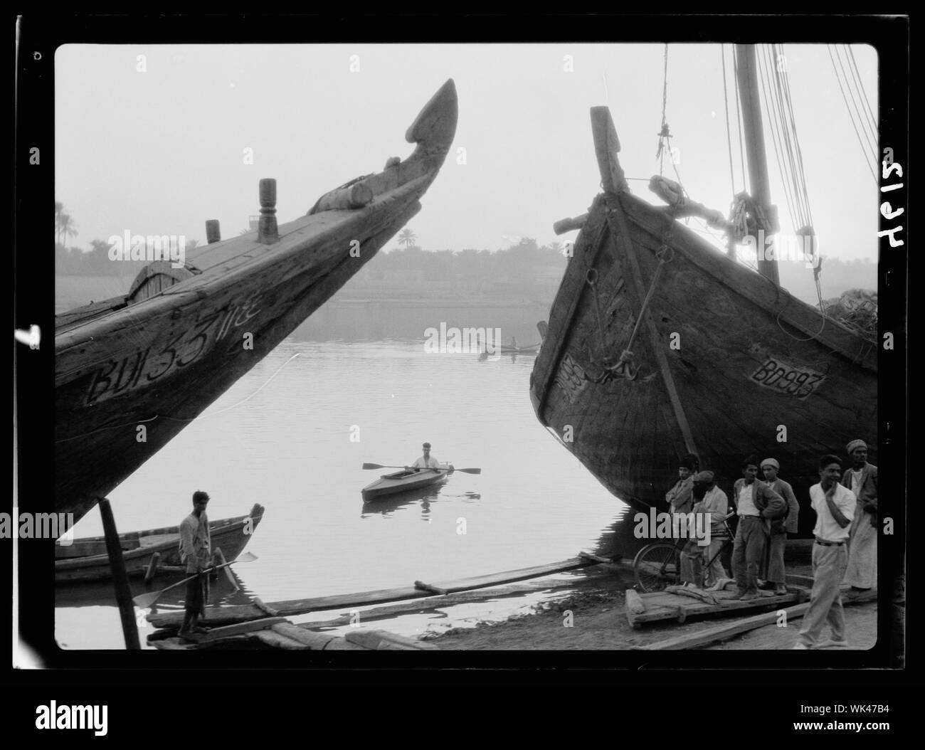 Irak. (Mesopotamien). Bagdad. Fluss Szenen auf dem Tigris. Die Tigris. Charakteristische Bogen der Bellums. Großen Fluss Boote mit dekorativen Bögen Stockfoto