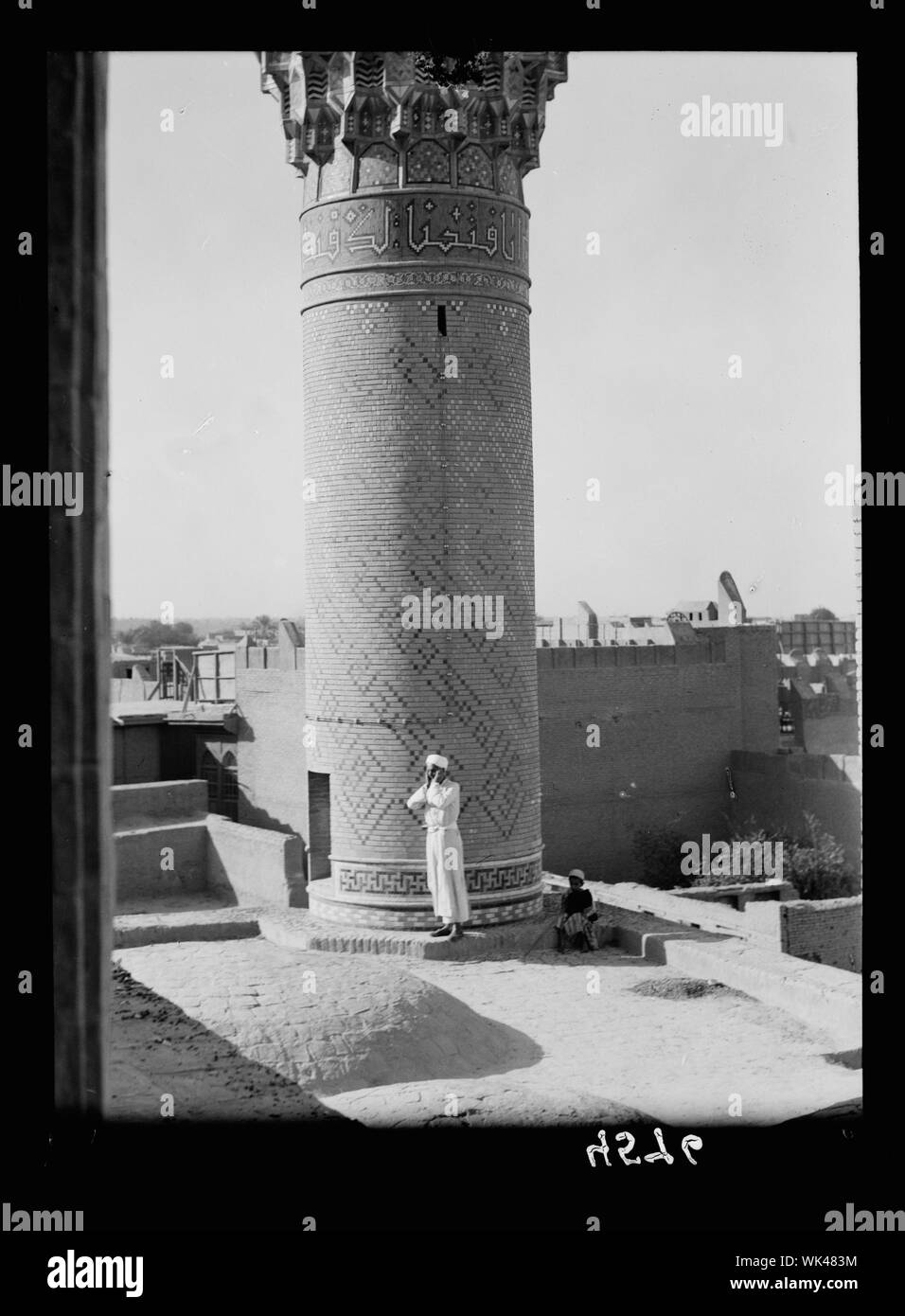 Irak. (Mesopotamien). Bagdad. Ansichten, Straßenszenen, und Typen. Untere Partie der Haidar Khana Moschee. Muezzin zum Gebet aufrufen Stockfoto