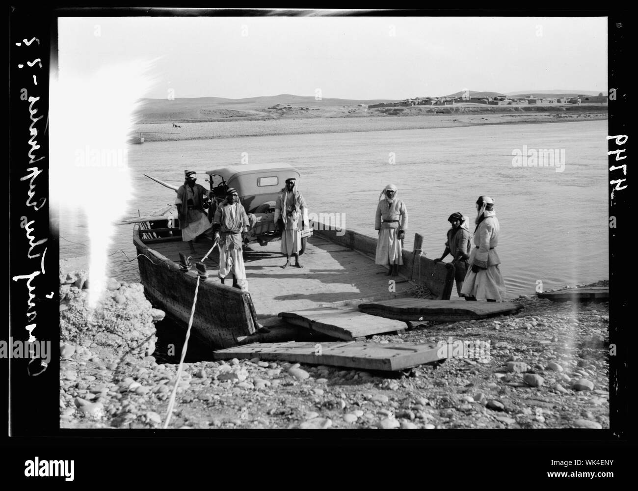 Irak. Kufa. (An den Ufern des Euphrat). Einst ein wichtiger Moslemischen d.h. Muslimische Zentrum des Lernens. Typische Flussfähre im Irak Stockfoto